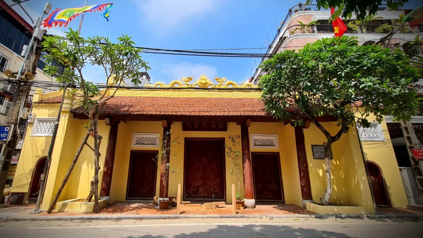 Thăm quan đền Bạch Mã, Thăng Long Tứ Trấn tại Hà Nội